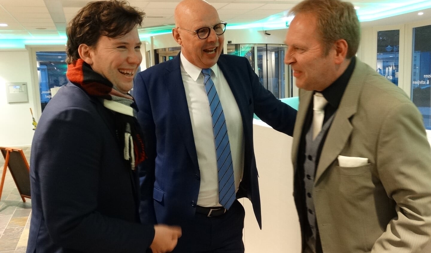 Niek van Staaden (GroenLinks) met Steven Verhaar (VVD) en wethouder Joustra, die als locoburgemeester de komende week de boel waarneemt