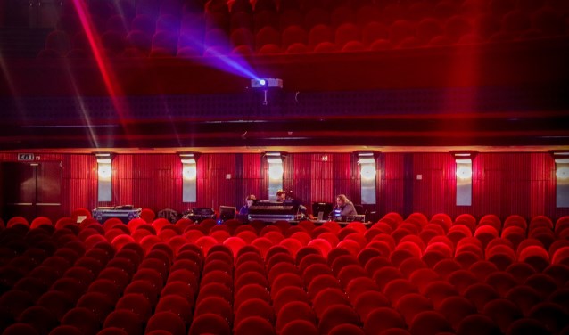 Teus van der Stelt aan het werk in theater de Vijf Zinnen