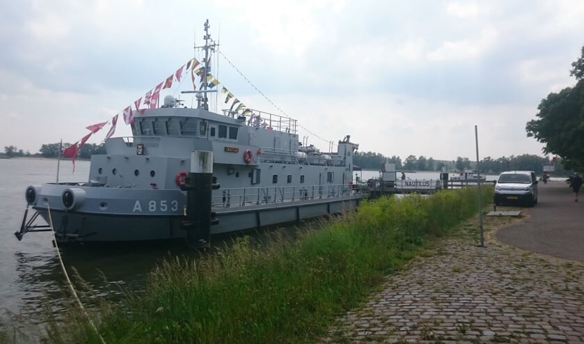 De Nautilus ligt buitengaats aangemeerd aan de Buiten de Waterpoort.