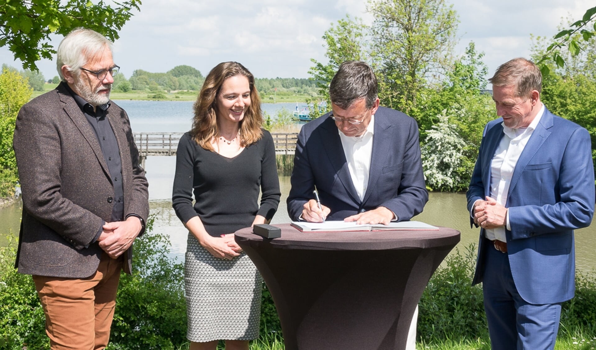 Wethouder Joost Reus tekent namens de Gemeente Culemborg de nieuwe samenwerkingsovereenkomst op Werk aan het Spoel.