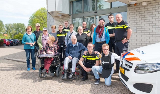 De makers werden ontvangen op het bureau en wie wilde mocht nog even op een politiemotor zitten.