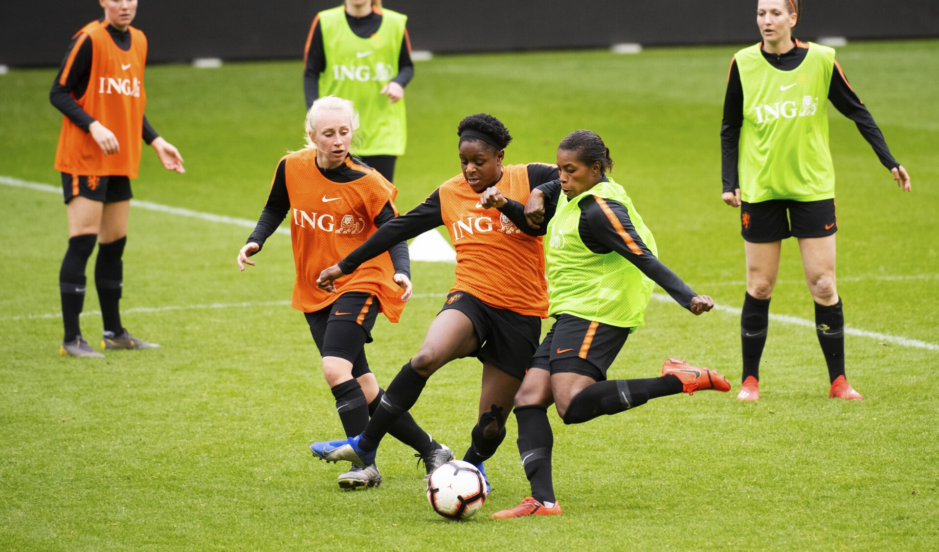 Training van de Oranjedames voor een WK-kwalificatiewedstrijd.