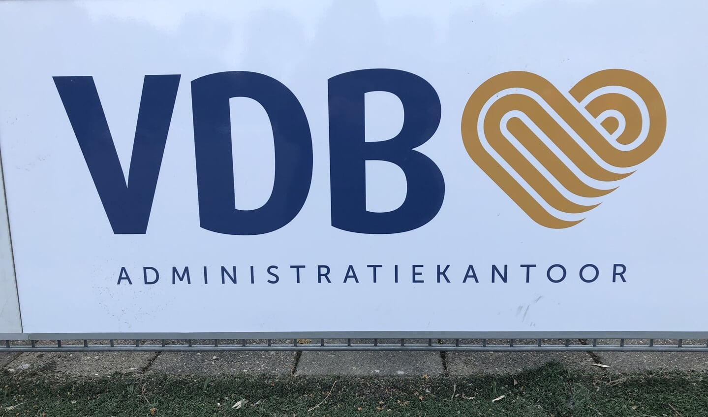 Sponsorbord langs het veld van VDB administratiekantoor.