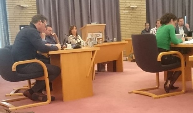 Mevrouw Van Groenendael van Jack's Casino (midden) luistert vol aandacht naar petitie
initiatiefnemer Anne Hamelink (links).