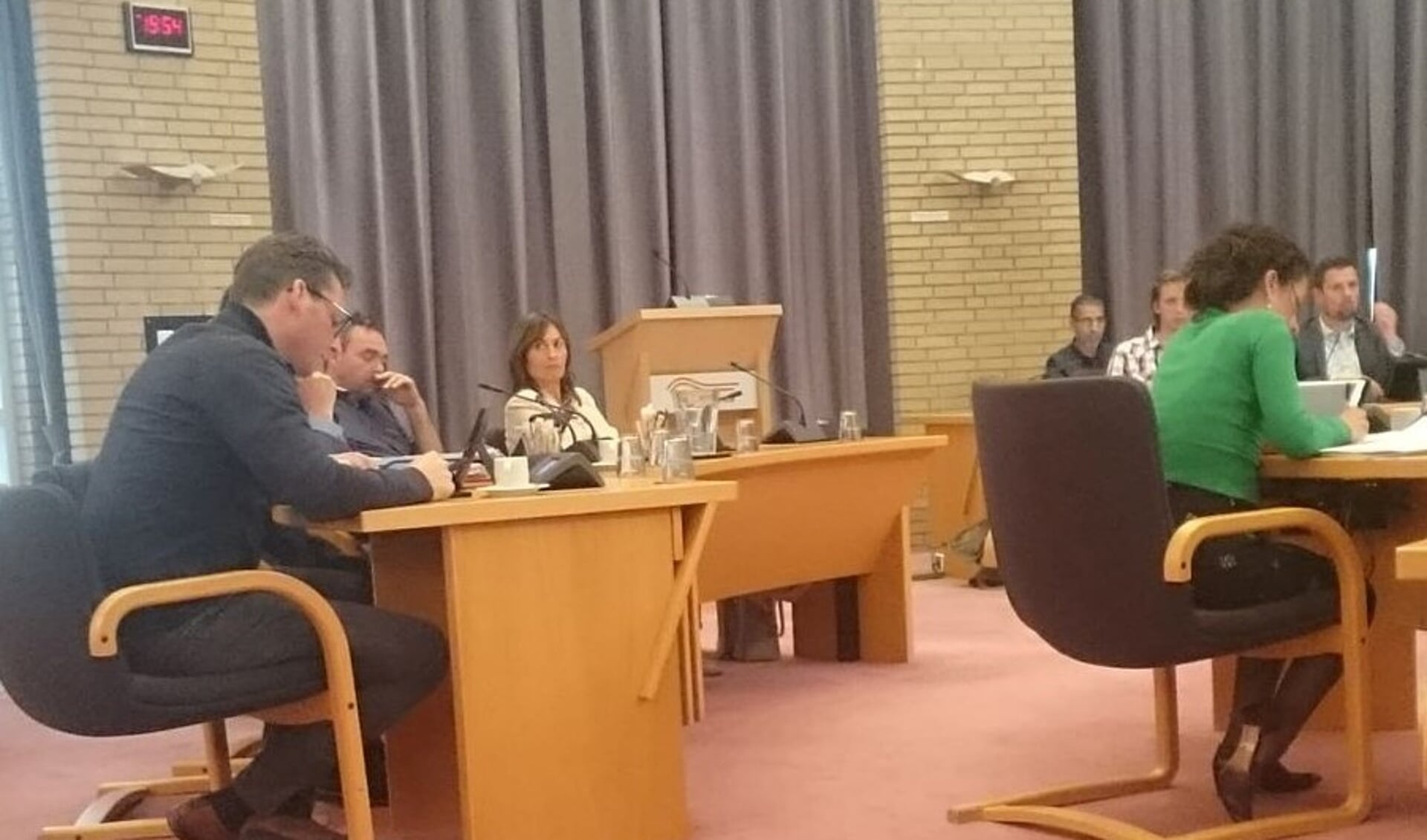 Mevrouw Van Groenendael van Jack's Casino (midden) luistert vol aandacht naar petitie 
initiatiefnemer Anne Hamelink (links). 