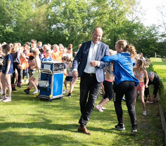 Wethouder Bram Diepstraten doet actief de warming-up mee