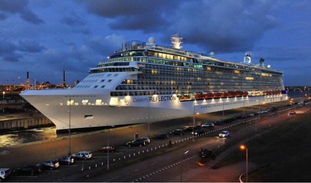 De nieuwe wisselexpositie bij SHIP toont haarscherpe foto’s gemaakt door Ed Seeder, in en om de sluizen van IJmuiden en in het Amsterdamse havengebied.