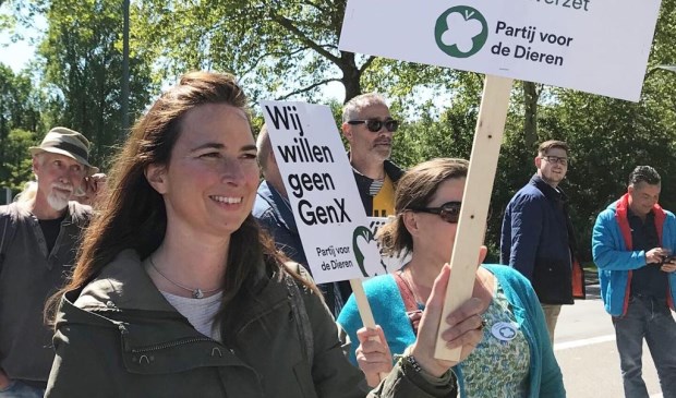 Het door veel mensen als verontrustend ervaren actuele nieuws over Chemours was aanleiding voor Partij voor de Dieren om een protestactie te voeren bij de toegangspoort van het bedrijf.