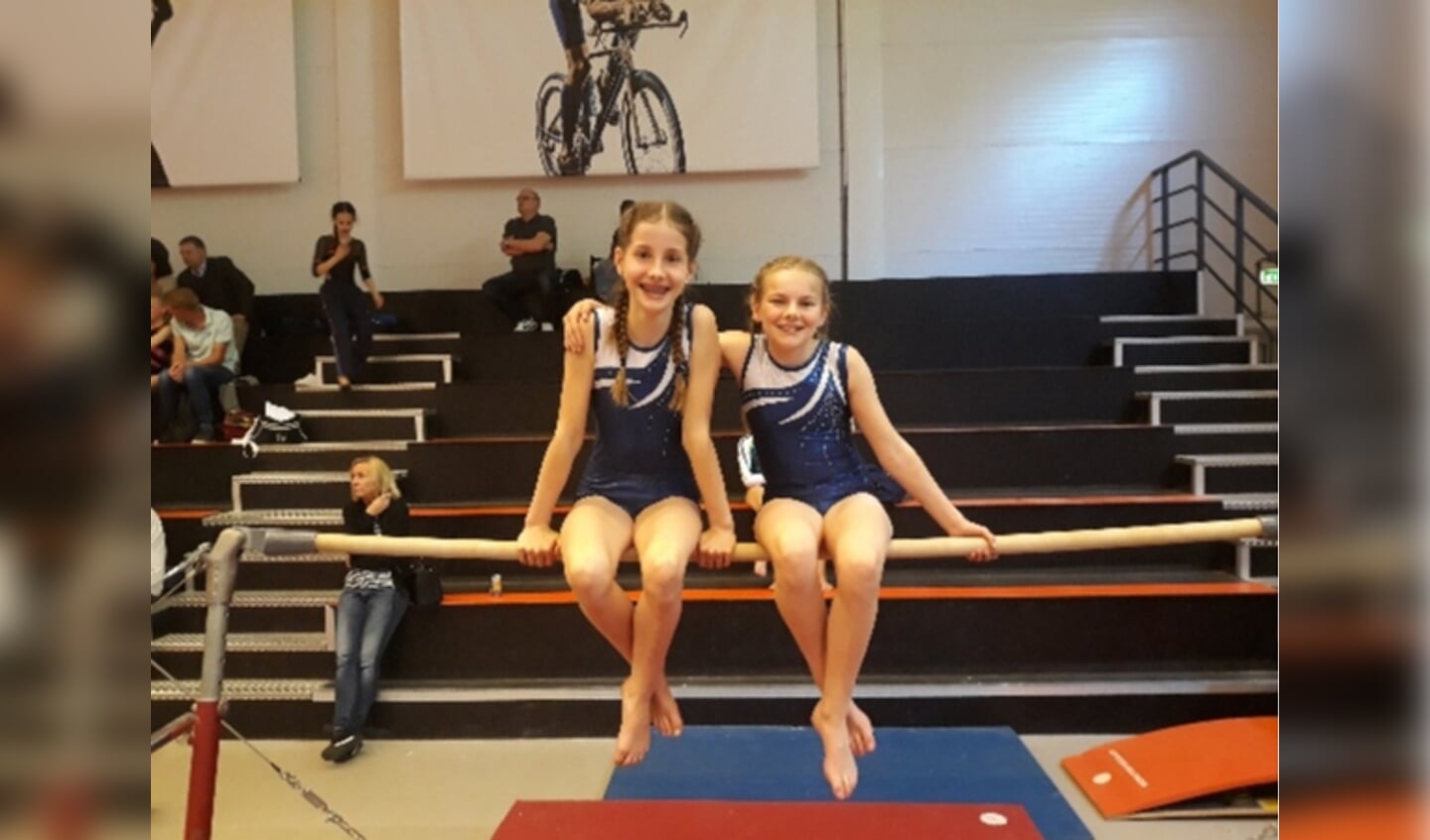 OKK turnsters poserend op brug