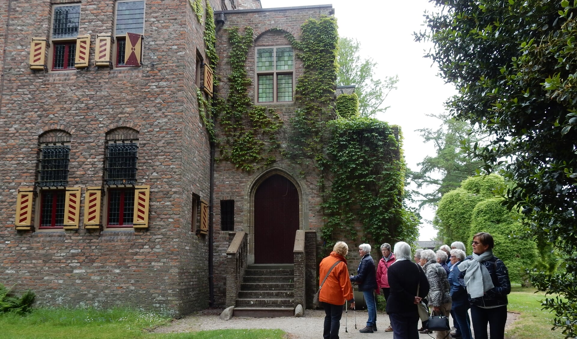 Leden van Passage Nijker bij kasteel Sypesteyn in Loosdrecht.