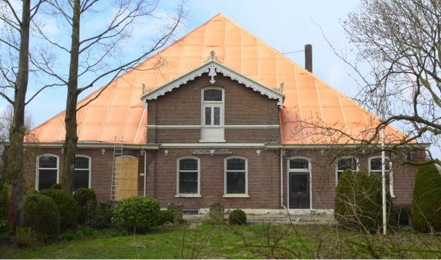 Het dak van de Vennepse stolpboerderij is afgedekt om te voorkomen dat mussen er nestelen.
