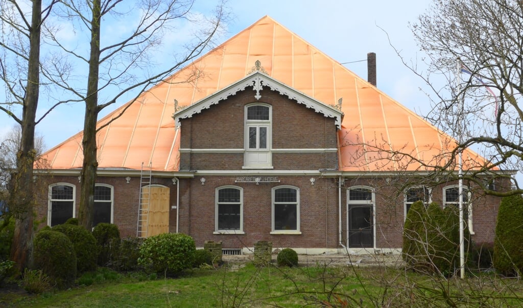 Het dak van de Vennepse stolpboerderij is afgedekt om te  voorkomen dat mussen er nestelen.