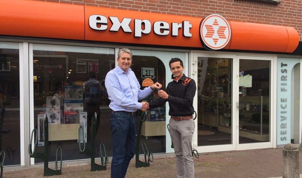 Marc Boers (l) draagt de sleutels over aan Thom van Dijk, de nieuwe Expert-eigenaar.