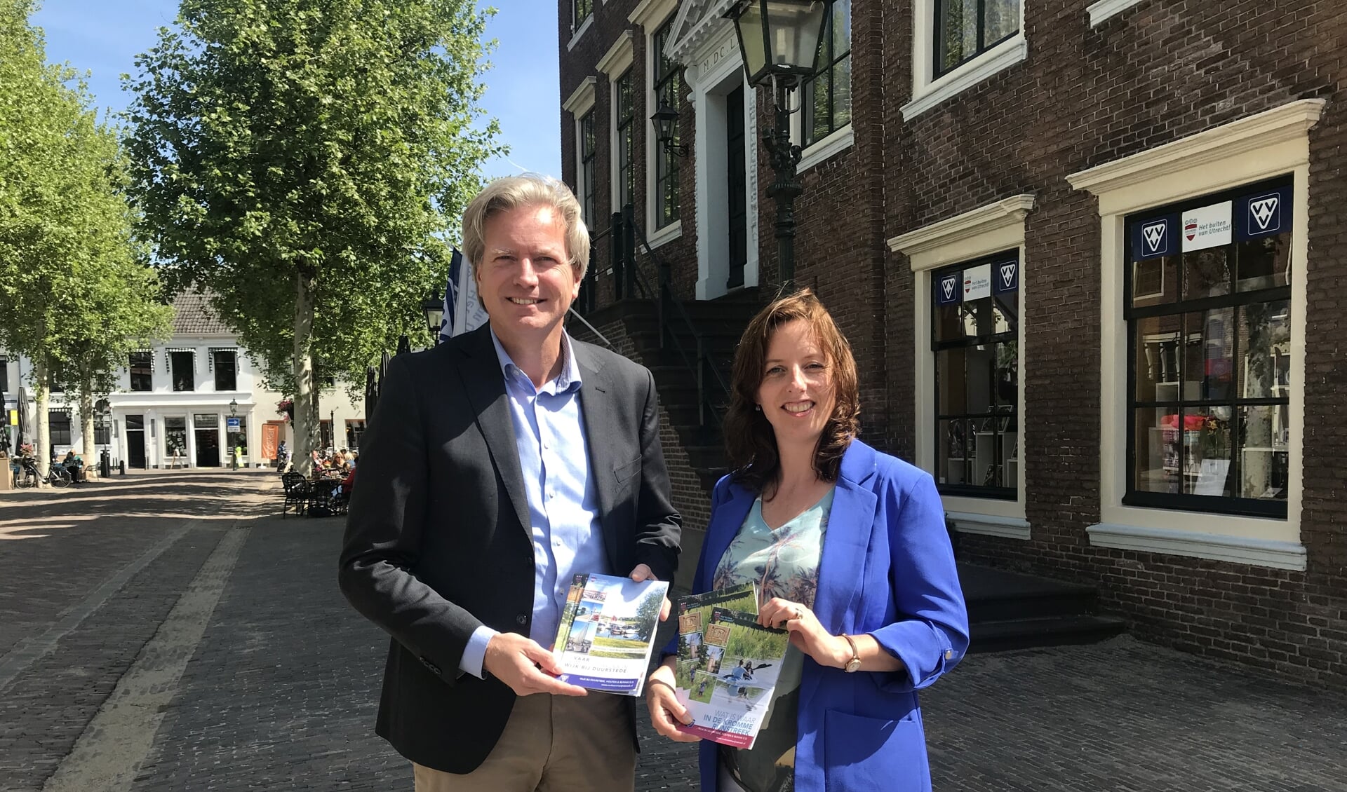 Overhandiging van de kaart aan Migchel Dirksen (directeur Rabobank Rijn en Heuvelrug) door Karin Sluyzer (vestigingsmanager VVV Kromme Rijnstreek)