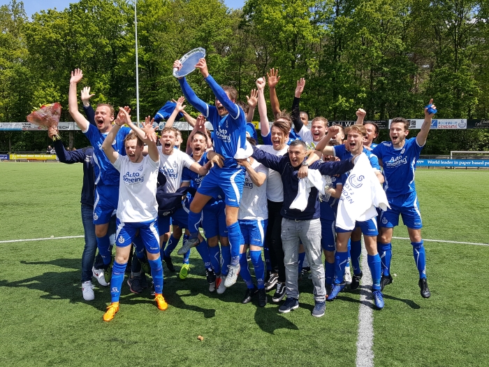 Aanvoerder Glenn de Rooij met de kampioensschaal