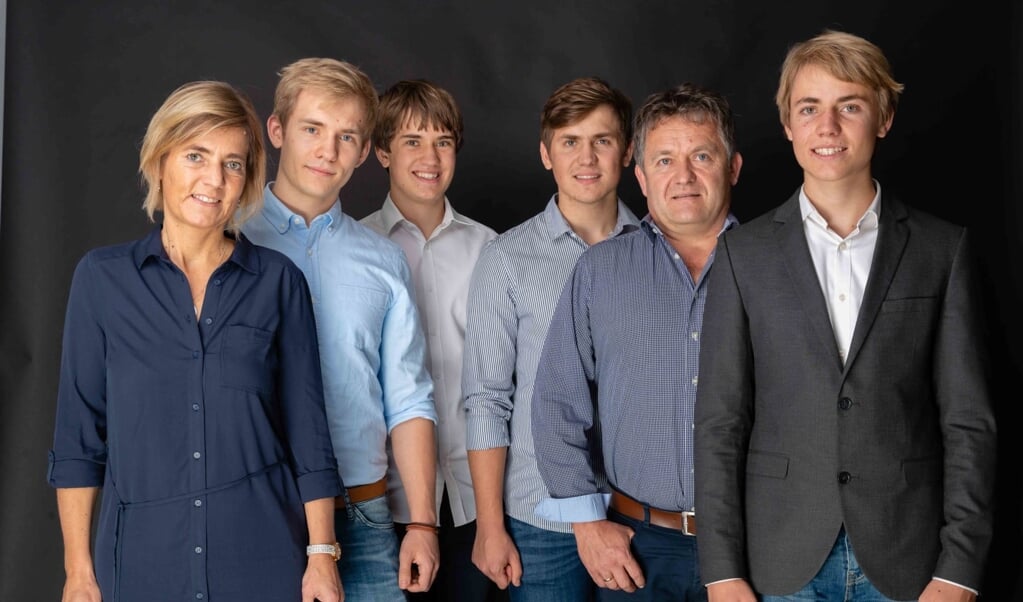 Het gezin Buzogány-Meijerink met uiterst links Wilma Meijerink uit Barneveld. ,,We wilden onze kinderen graag een mooie toekomst bieden, en die zagen we in West-Europa.”