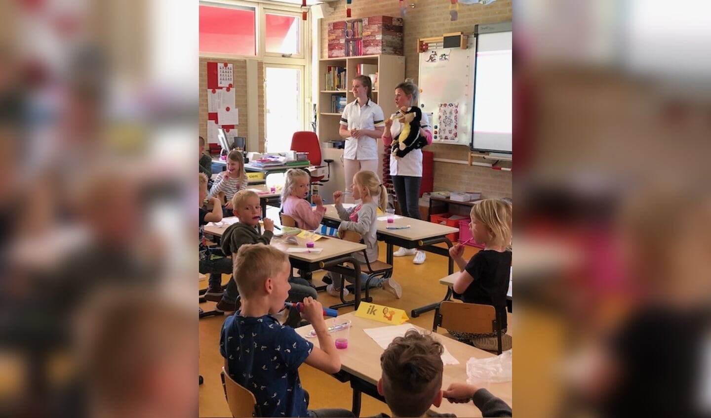 Mondhygiënistes van Tandheelkundig Centrum Nieuwoord geven maandag poetsles aan enthousiaste groep 3 leerlingen van de Griftschool. Deze week bezoeken ze alle Woudenbergse basisscholen.