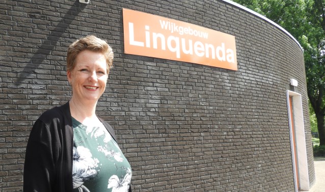 Sylvia van Herk voor het wijkgebouw.