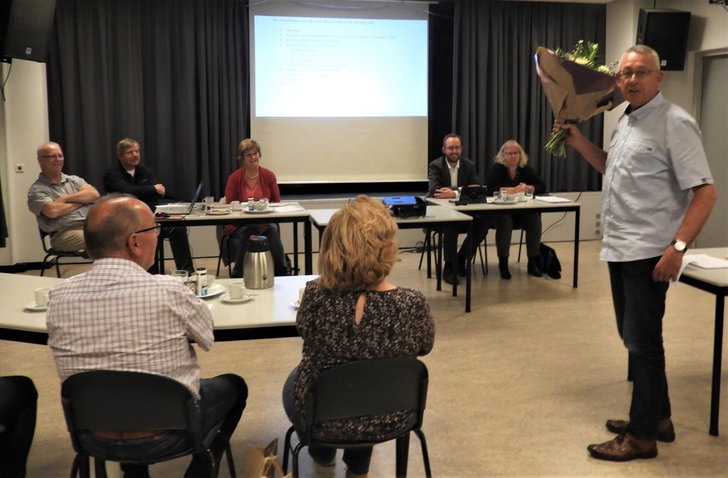 Dorpsagent Thijs Stut kreeg ter afscheid een mooie bos bloemen van de dorpsraad.