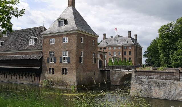 Kasteel Amerongen staat er prachtig bij. Aan de achterzijde van het koetshuis is de de duiventil bevestigd.