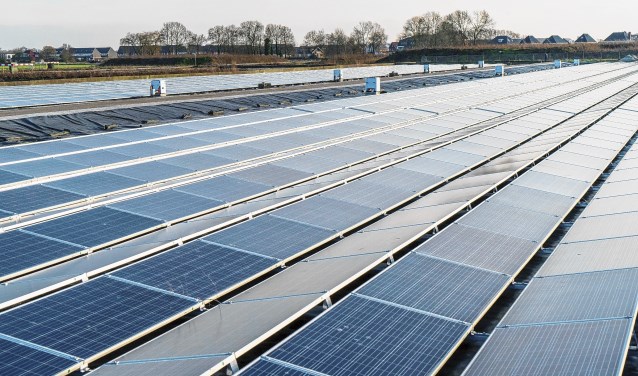 Volgens LTO kunnen zonnepanelen wél prima een plek vinden op daken en op taluds of langs bermen van wegen.