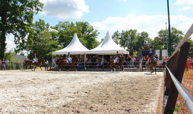 De manege heeft een speciale dempende bodem. Zaterdag waren er verschillende demonstraties in de gloednieuwe buitenbak.
