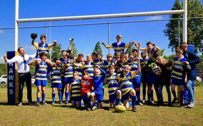 Teamfoto met de beker