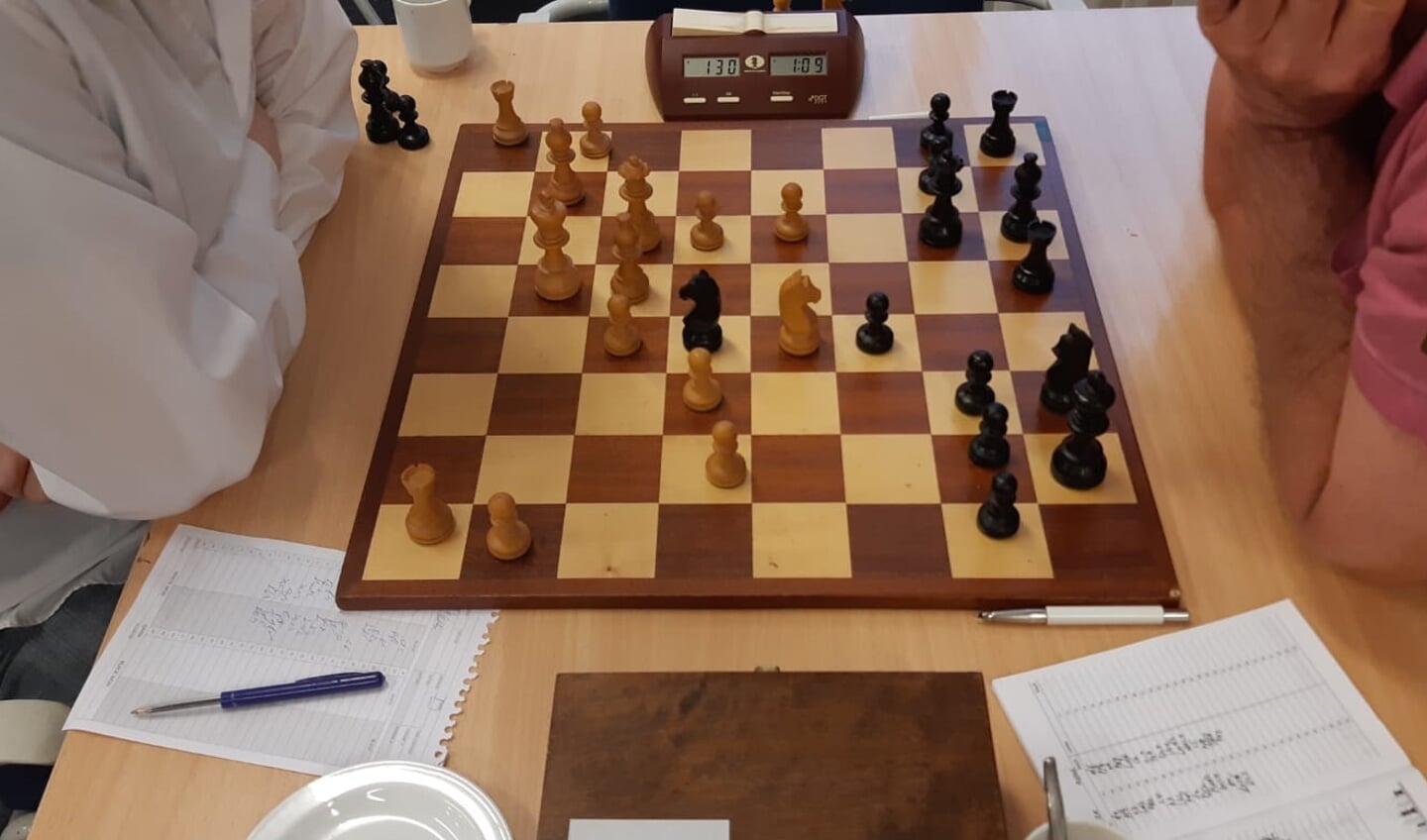 Cruciale stand: Bakker heeft Pe4 gespeeld, met aftrekschaak.