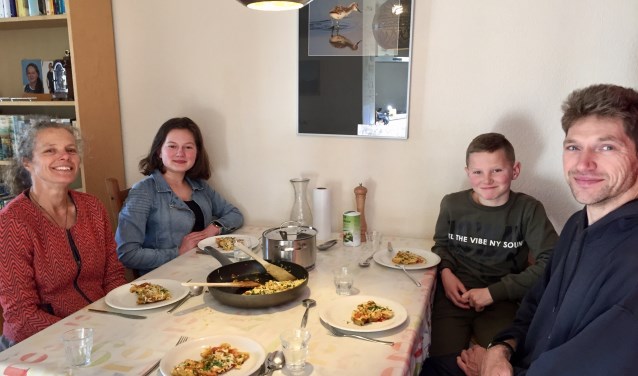 Aan tafel in Houten bij Mieke Baldé, partner Lars en hun kinderen. Alle gezinsleden koken wel eens, meestal met groente van tuinderij De Volle Grond in Amelisweerd waar Mieke werkt.