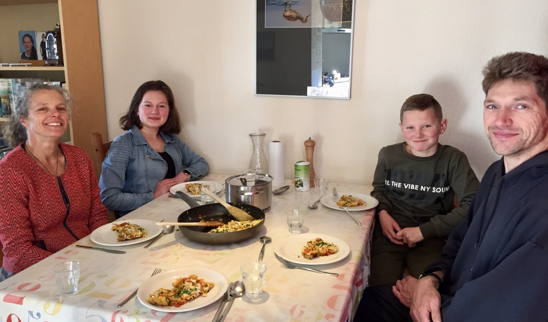 Aan tafel in Houten bij Mieke Baldé, partner Lars en hun kinderen. Alle gezinsleden koken wel eens, meestal met groente van tuinderij De Volle Grond in Amelisweerd waar Mieke werkt. 