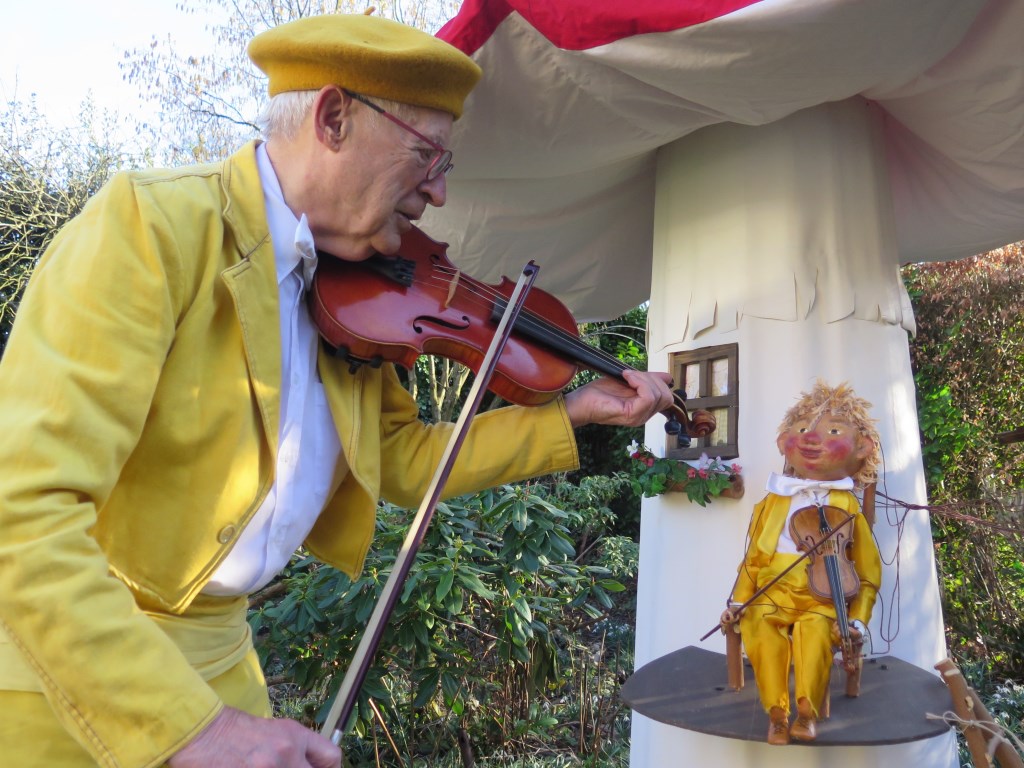 Henk leert een nieuw wijsje van de Muziekkabouter