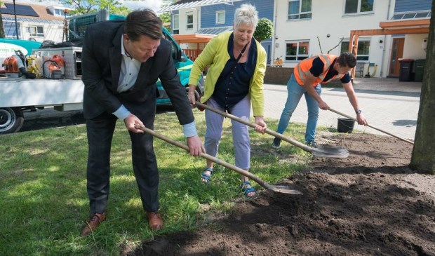 Wethouder Kees Kraanen en buurtbewoonster Odette Dankaart zetten de spade in de grond van NIeuwland.