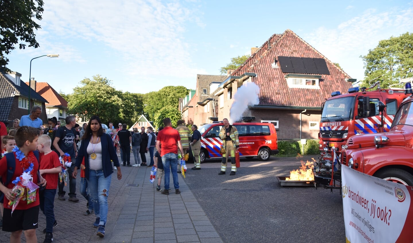 Onderweg: demo's van de brandweer Soesterberg die nog wel wat vrijwilligers kan gebruiken.