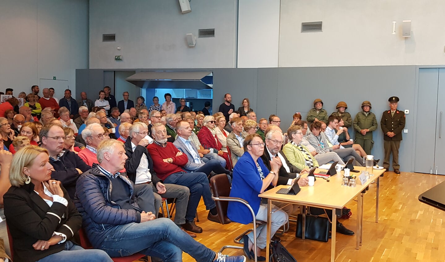 De raadsvergadering werd druk bezocht. Midden in het publiek mede-oprichter Nico de Haan van Houd Scherpenzeel Groen en Gezond.