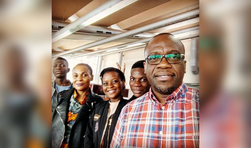 Dominee Nkolo Fanga en enkele van zijn gemeenteleden