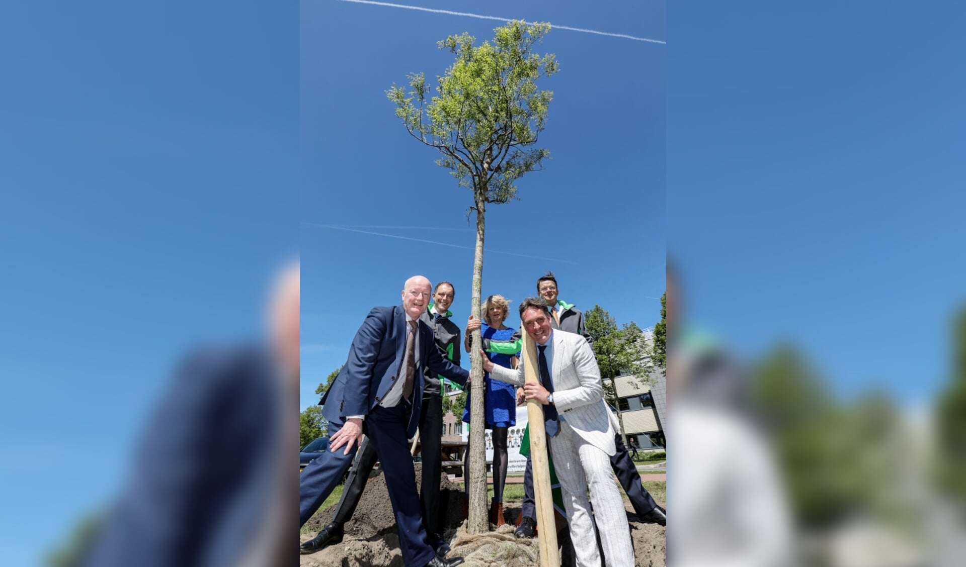 Burgemeester Ruud van Bennekom, CFO Frans den Houter, Lena Euwens (Trees for All), Jorrit Eijbersen (wethouder) en CEO Rob van Wingerden