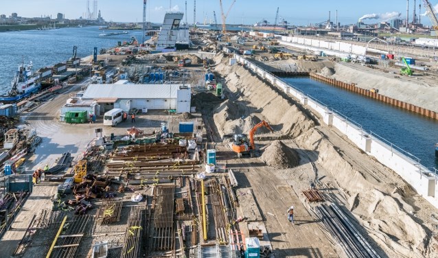 Een overzicht van 30 november 2018 van de bouwplaats met materialen die nodig zijn voor de bouw van de sluis.