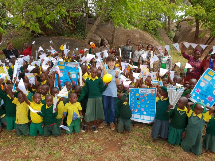 Nathan naast Eunice met de schoolkinderen en de meegebrachte spullen