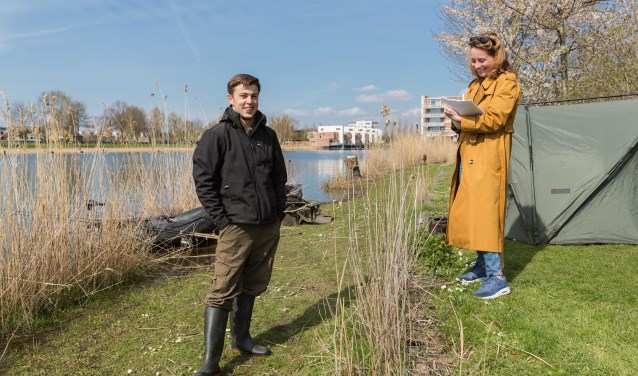 Jessica Dijkman interviewt trotse visser Calvin van Steenderen die alles weet over de zwemroutes van de vissen in de Rietplas.