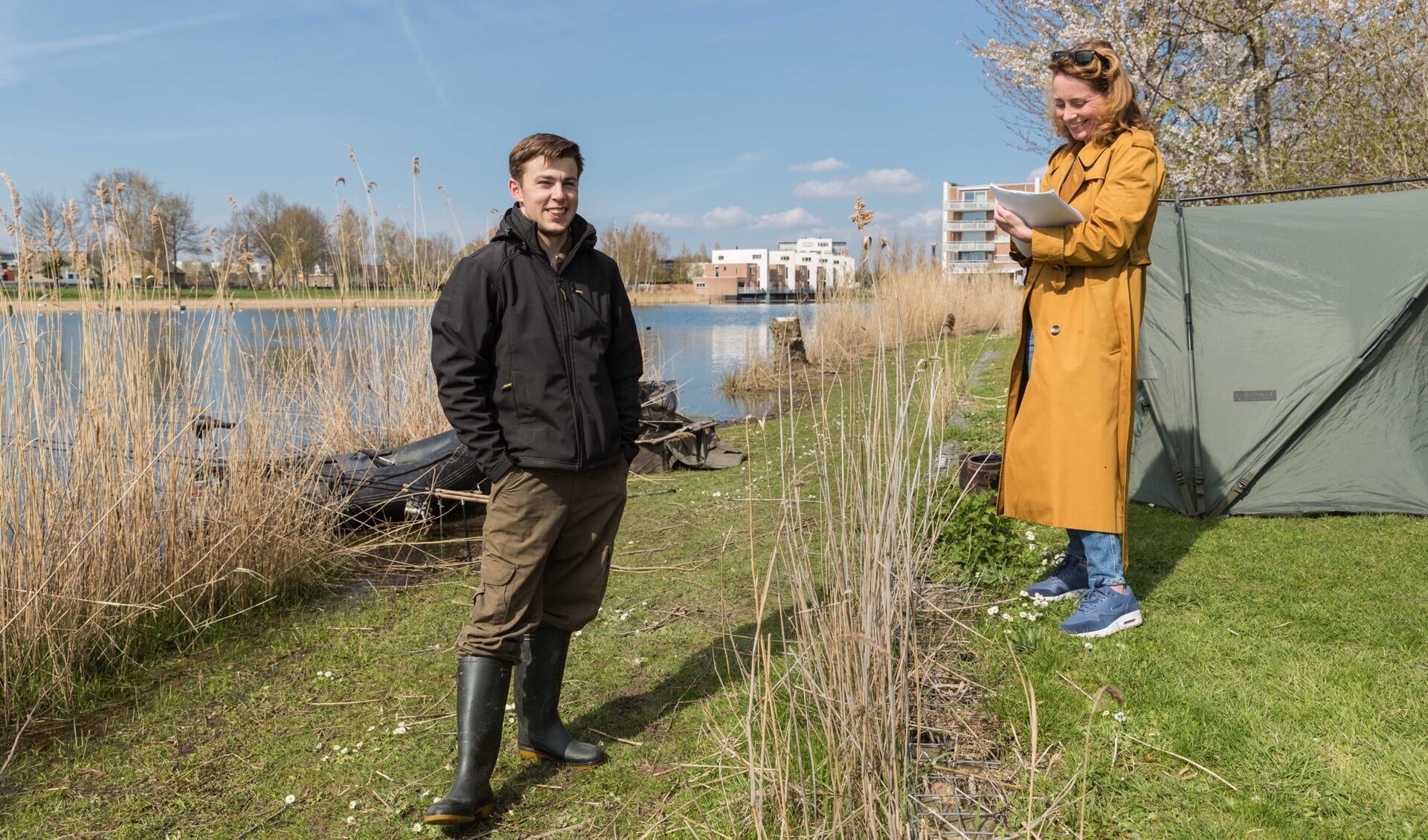 Jessica Dijkman interviewt trotse visser Calvin van Steenderen die alles weet over de zwemroutes van de vissen in de Rietplas.