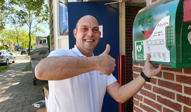 De eerste AED wordt geplaatst