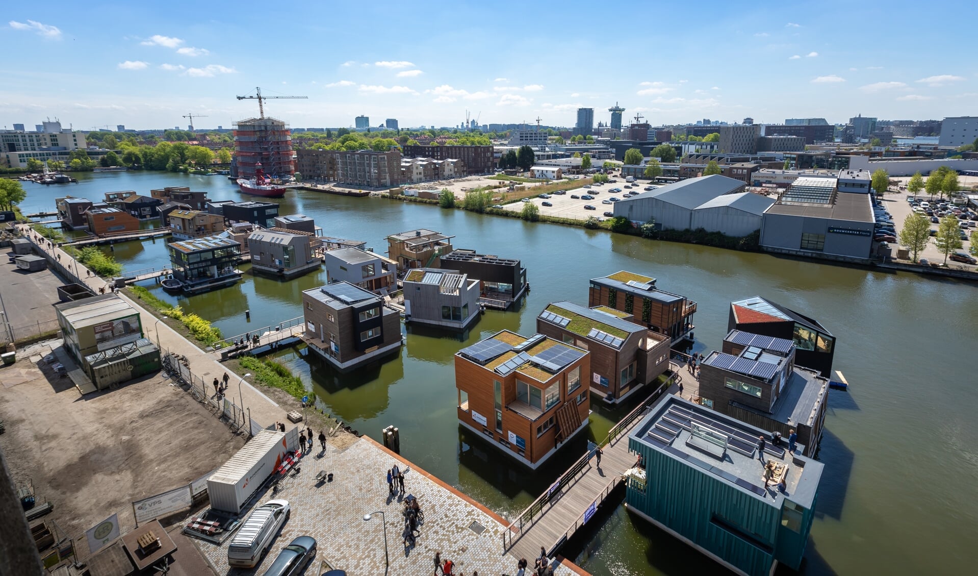 De drijvende woningen, gebouwd door Bouwbedrijf van Middendorp uit Wekerom, liggen op hun plek in Amsterdam.