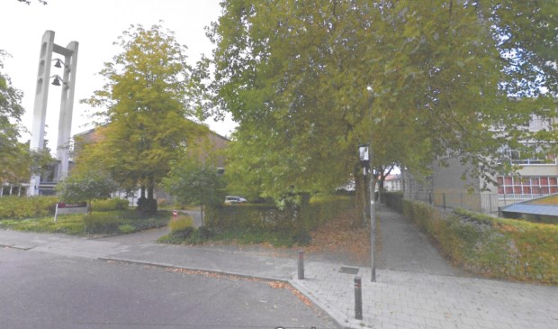 Links de kerk, rechts de school, in het midden de locatie van een 'afscheidshuis'?