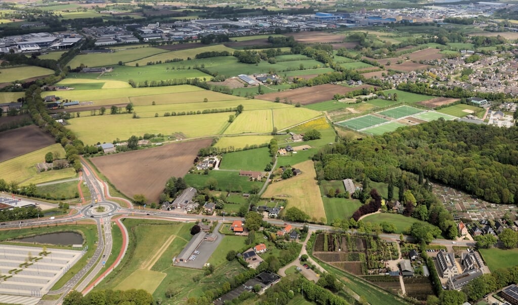 Luchtfoto van het gebied langs de Nijkerkerweg, waar de nieuwe wijk Bloemendal gebouwd gaat worden.