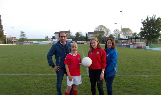 Peter Pols, Olivia Baegen, Lotte de Bruin en Monique de Jong ademen rood-wit, GJS.