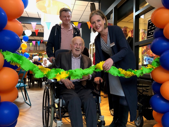 Meneer Vd Hulst en zorgdirecteur Esther Merkies van Kennemerhart verrichten de feestelijke heropening