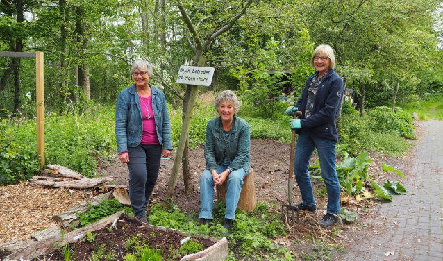 De tuin is grondig vernieuwd, mede dankzij vrijwilligers. Links coördinator Janny Jochemsen.