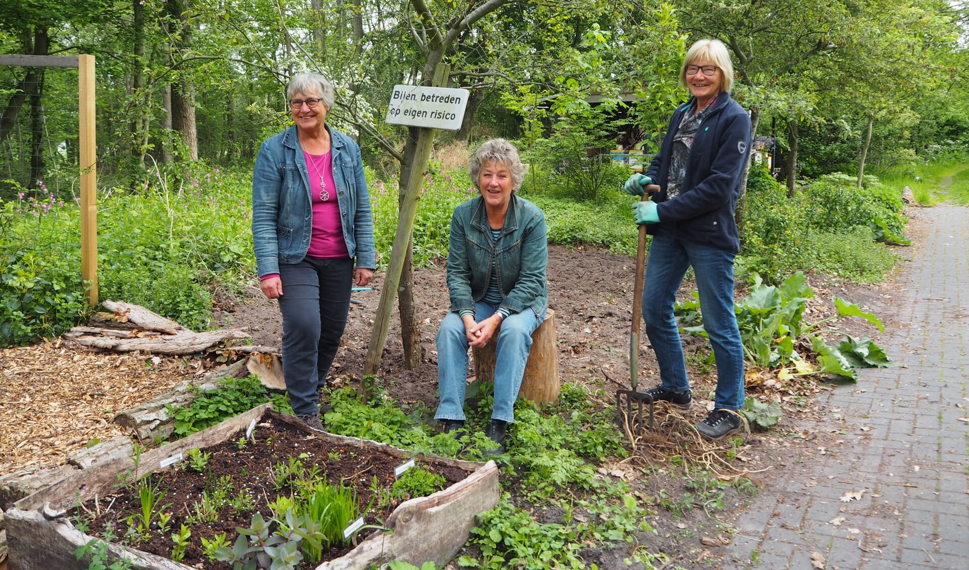 De tuin is grondig vernieuwd, mede dankzij vrijwilligers. Links coördinator Janny Jochemsen.