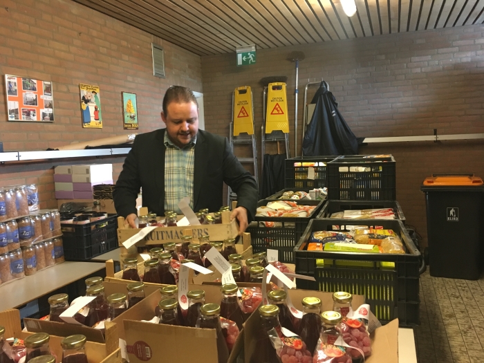 Tijmen Baas bezorgt onze donatie