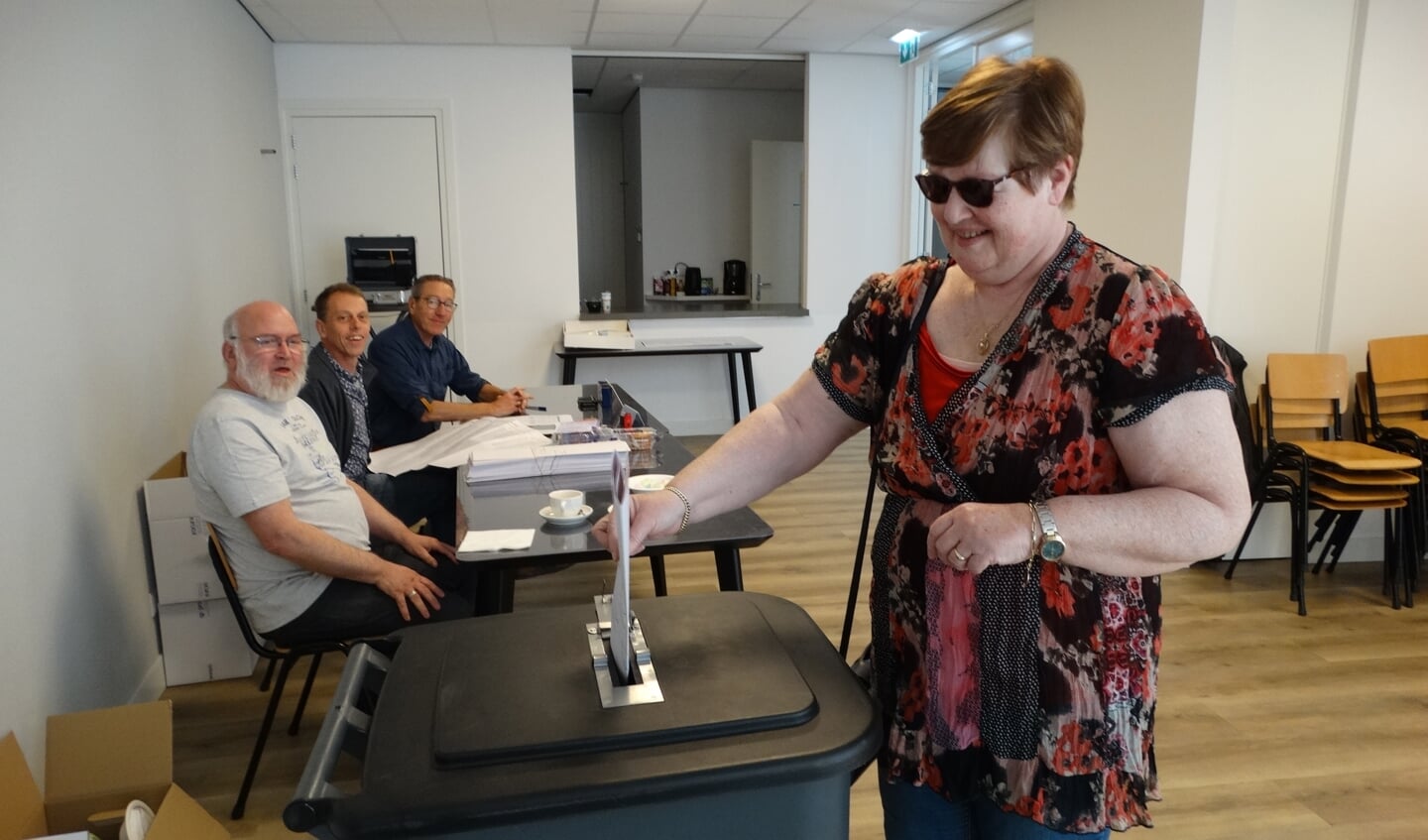 Joke stemt in Werkhoven, onder toeziend oog van dorpsgenoten die het stembureau bemannen